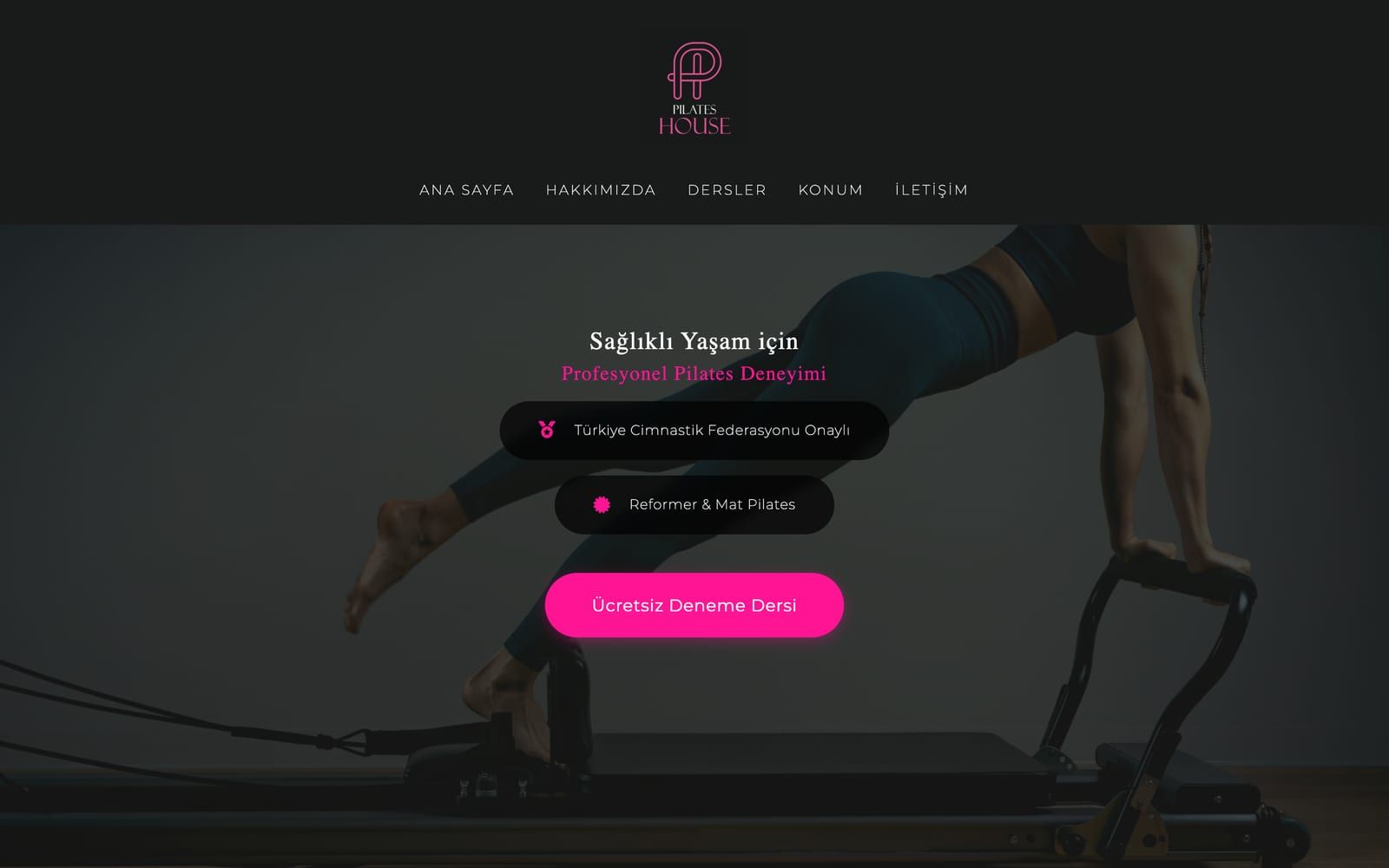 Pilates House web sitesi ana sayfası: koyu zemin, stüdyo logosu ve ücretsiz deneme dersi butonu